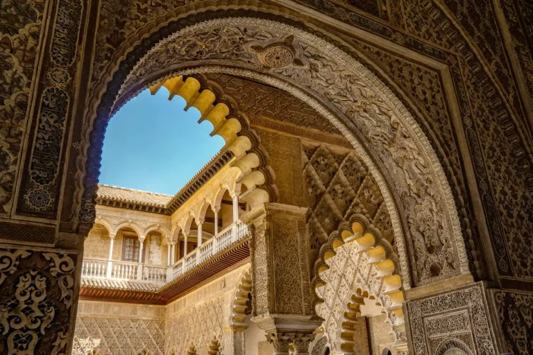 decoraciones arco patio alcazar visita guiada naturanda 1 768x512