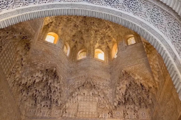 detalle cupula interior alhambra granada visita guiada 768x512