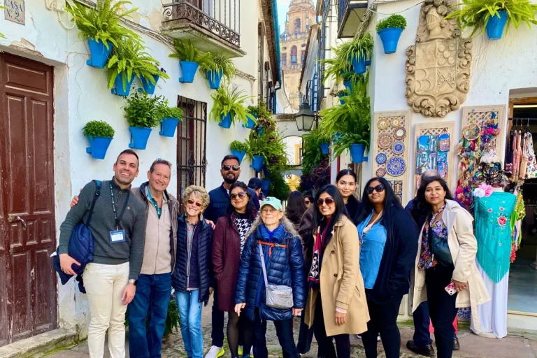 grupo posando callejuela cordoba tour guiado cordoba naturanda 1 1 768x512