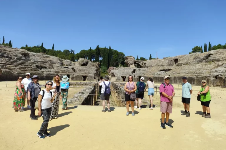 grupo posando centro anfiteatro visita guiada ciudad romana italica naturanda 1 1 768x512