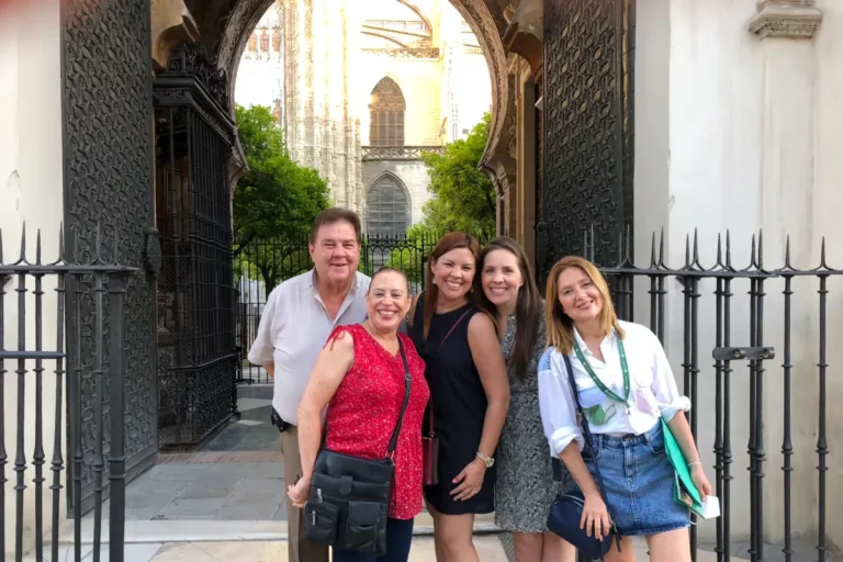 grupo posando delante porton catedral sevilla visita guiada naturanda 1 768x512