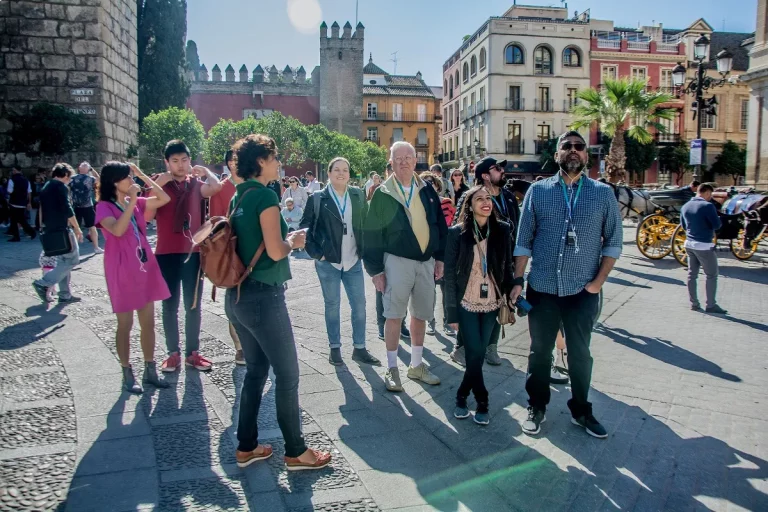 guia explicando a grupo en plaza del triunfo antes de entrar al real alcazar sevilla visita guiada naturanda 1 768x512