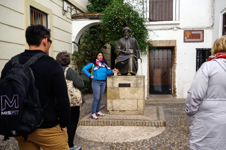 guia explicando escultura calle cordoba visita guiada naturanda 1 768x512