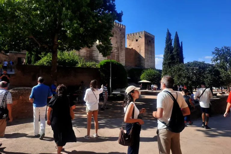 plaza de los aljibes alhambra granada visita guiada 768x512