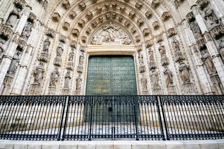 puerta catedral decorada sevilla monumental tour naturanda 1 768x512