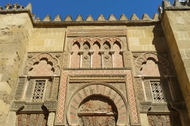 puerta mezquita cordoba visita guiada naturanda 1 768x512